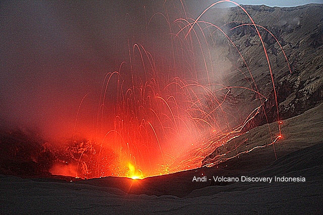 Strombolian activity in Dukono's large crater. (Photo: Andi / VolcanoDiscovery Indonesia)